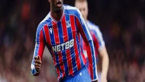 雄鹿惊险保三连冠，利拉德独揽63分黄蜂遭50分逆转